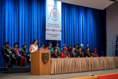 Slávnostné odovzdávanie diplomov absolventom Bc. štúdia a slávnostná promócia Ing. štúdia
